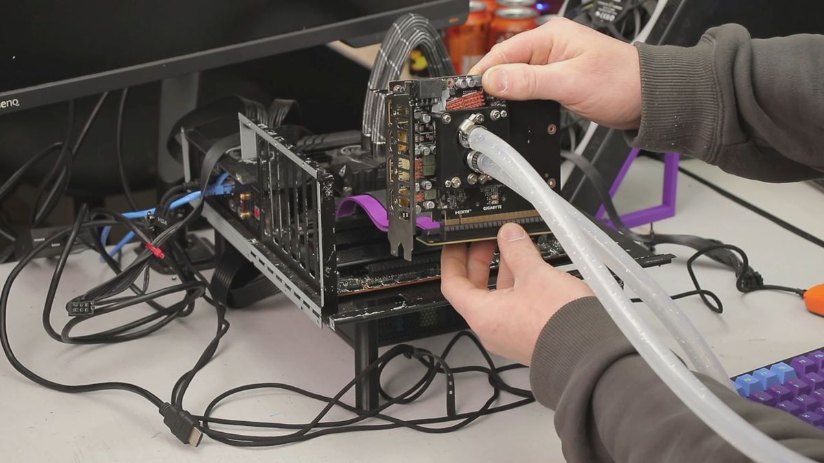 GeForce RTX 5050 : 3,5 GHz atteints grâce à un congélateur de camping 17 Carte graphique GeForce RTX 5050 testée à 3,5 GHz attachée à un congélateur de camping pour overclocking extrême, câbles et s