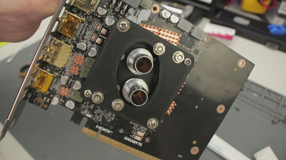 GeForce RTX 5050 : 3,5 GHz atteints grâce à un congélateur de camping 20 Carte GeForce RTX 5050 testée à 3,5 GHz avec un congélateur de camping posé sur le GPU lors d'un banc d'essai