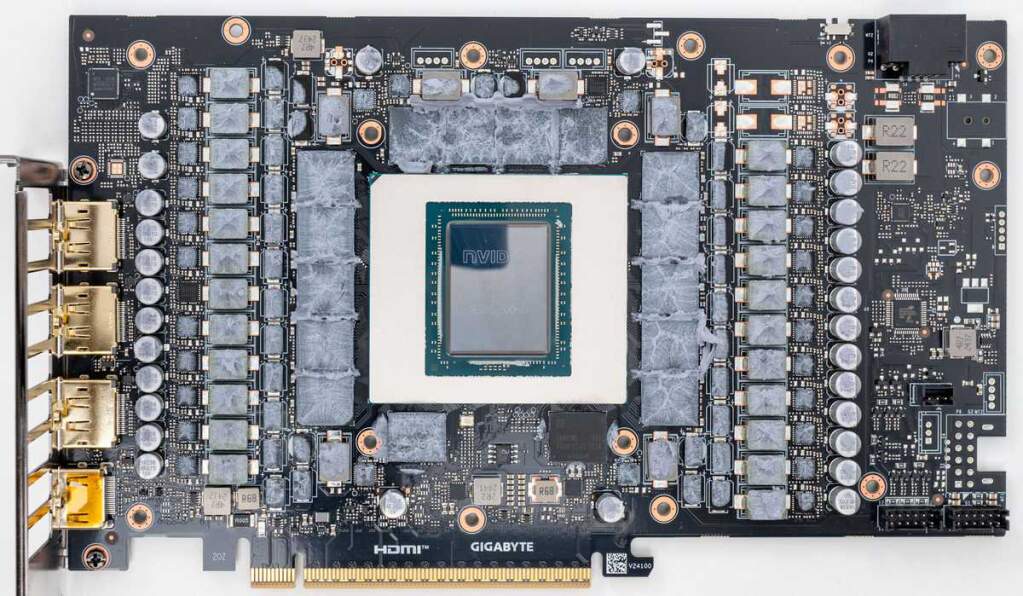 Vue rapprochée d'une carte RTX 5090 Gigabyte modifiée avec deux connecteurs 16 broches et un shunt, alimentation à plus de 80