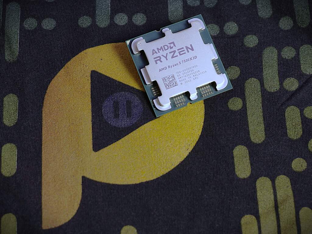 AMD Ryzen 5 7500X3D : Le X3D « pas cher » vaut-il vraiment le coup ? Notre analyse 2 AMD Ryzen 5 7500X3D vue avant – gravure AM5, marquage du processeur et design du heatspreader.