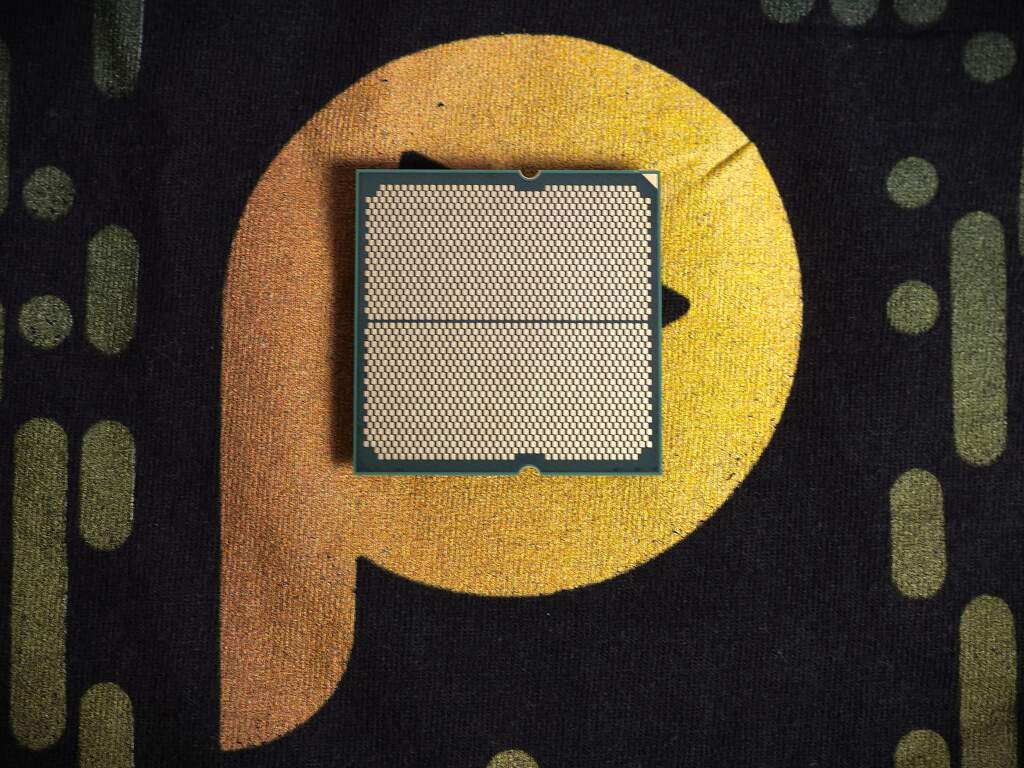 AMD Ryzen 5 7500X3D : Le X3D « pas cher » vaut-il vraiment le coup ? Notre analyse 3 AMD Ryzen 5 7500X3D vue arrière – broches et interface LGA du socket AM5.