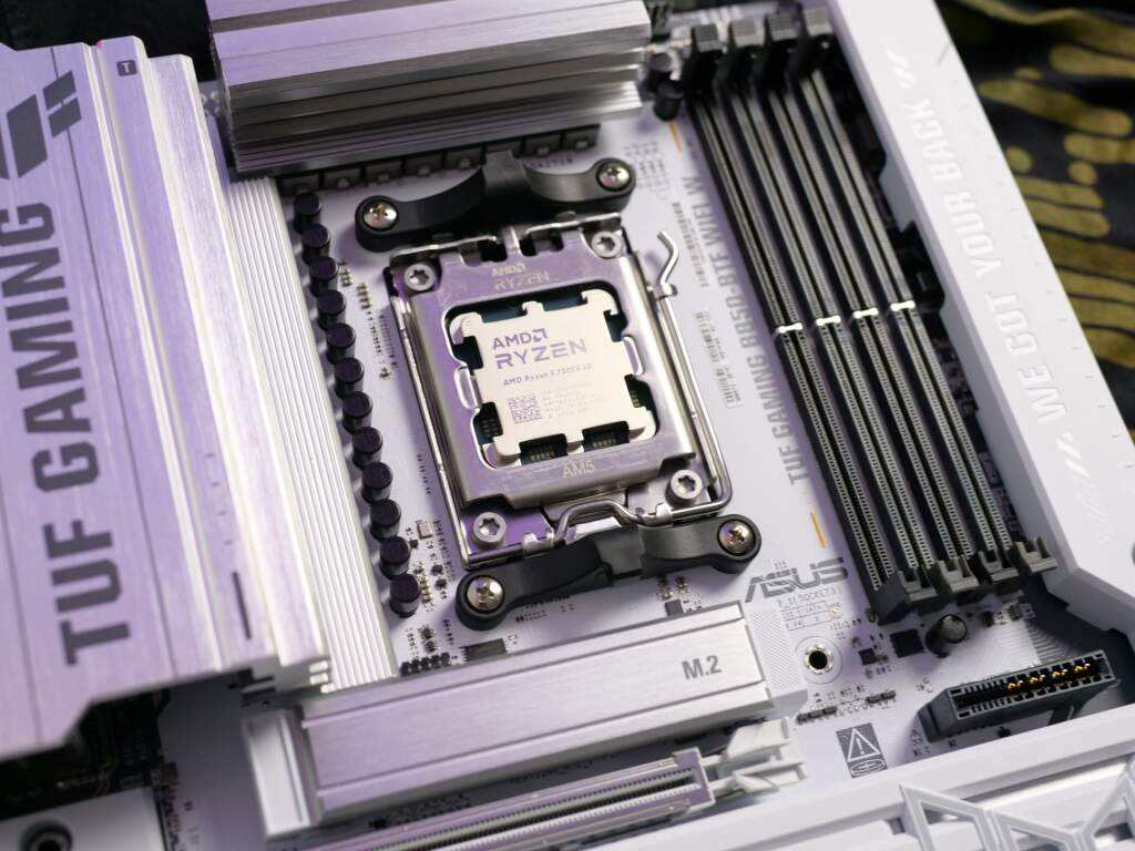 AMD Ryzen 5 7500X3D : Le X3D « pas cher » vaut-il vraiment le coup ? Notre analyse 5 Gros plan du Ryzen 5 7500X3D monté sur socket AM5 de la TUF B850 WIFI BTF – intégration et fixation CPU.