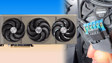 Gros plan du connecteur 12V-2×6 brûlé d’une carte graphique Sapphire Radeon RX 9070 XT, montrant noircissement et fonte des b