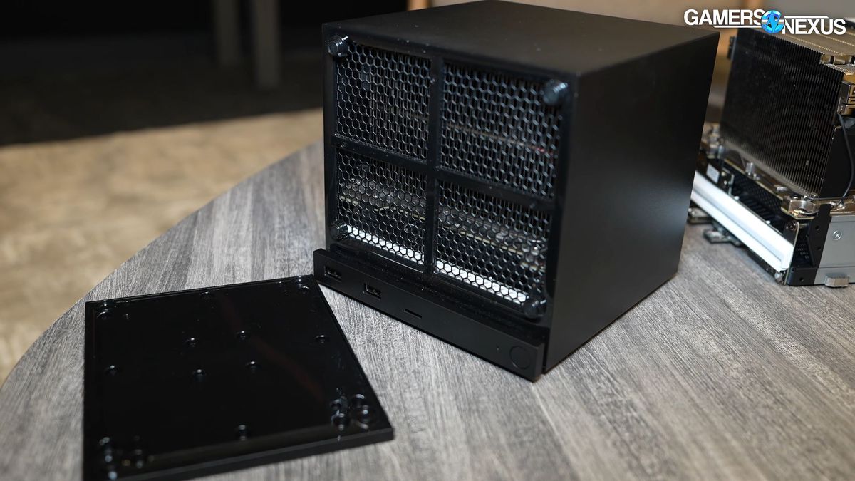 Vue rapprochée du prototype de façade E‑ink de la Steam Machine montrant l'écran e‑ink et les éléments de boîtier