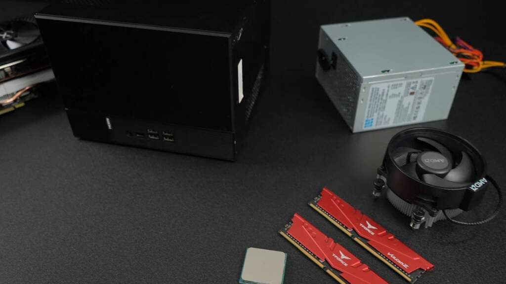 Prototype Steam Machine DIY inspiré d’une GameCube visible sur table, boîtier compact et composants internes optimisés pour 6