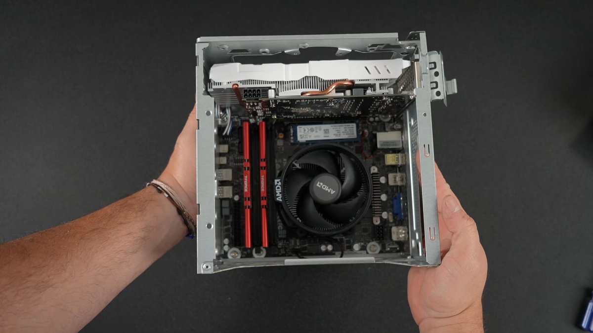 Vue d’une Steam Machine DIY fixe à 600 dollars montrant boîtier compact, connectique et ventilateurs, illustrant la performan