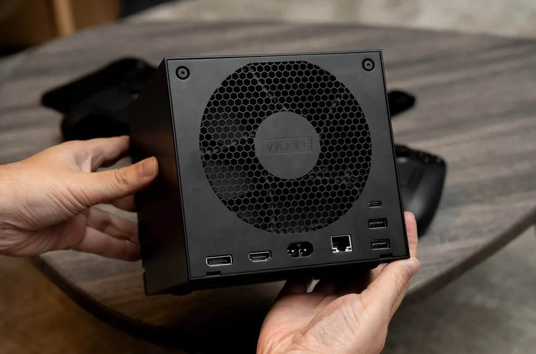 Valve ressuscite la Steam Machine, une console de salon 6× plus puissante que le Steam Deck 5 Rendu de la Steam Machine sous SteamOS avec APU Zen 4 6 cœurs et GPU RDNA3 28 CU, vue 3e image de la série pour le modèle 202