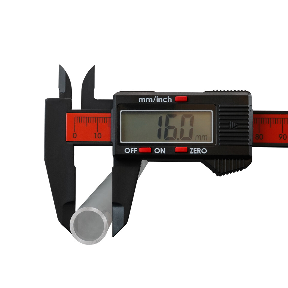 Pied à coulisse numérique Thermal Grizzly TG Caliper posé sur radiateur et composants PC, mesure précision pour bricolage hardware