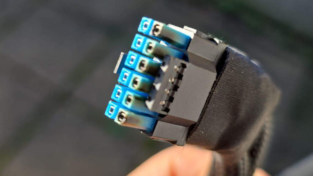 Connecteur 12v 2x6 : deux cas de brûlures touchent une AORUS RTX 5090 Master et une Sapphire RX 9070 XT NITRO+ 4 12v 2x6 brulure
