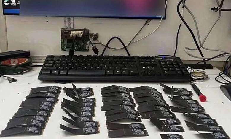 SSD Samsung pliés : 50 M.2 détruits par un enfant, près de 3 800 dollars perdus 1 Samsung SSD pliés par enfant