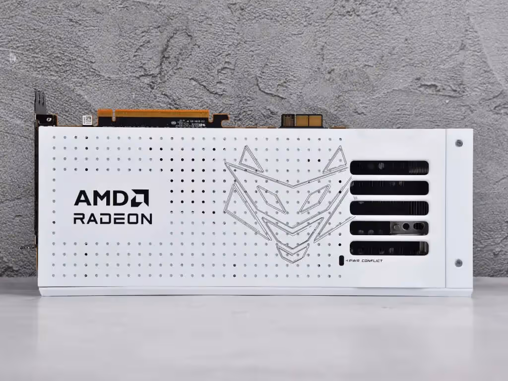 Carte graphique Sapphire NITRO+ RX 9070 XT PhantomLink Polar Edition avec backplate blanche et design perforé