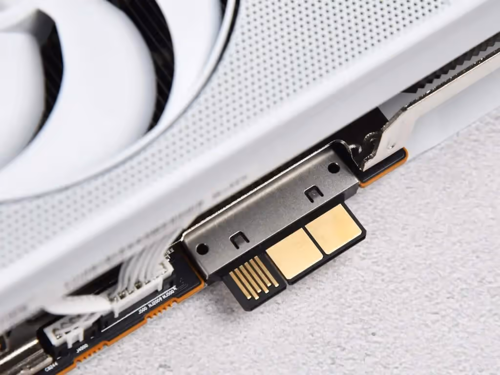 Gros plan sur le connecteur GC-HPWR PhantomLink de la RX 9070 XT destiné à l’alimentation via la carte mère