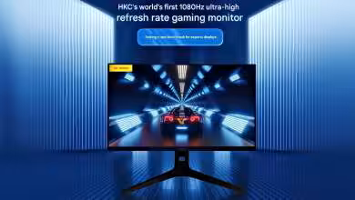 Vue de face de l'écran ANTGAMER ANT275PQ MAX affichant une image nette ; moniteur gaming 720p 1080 Hz en gros plan, pied et b