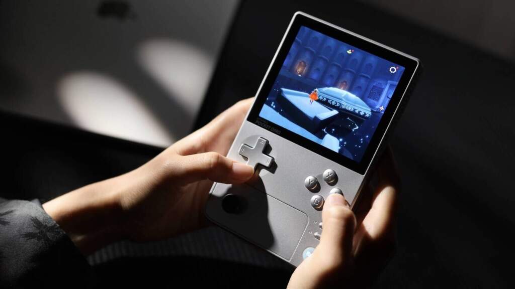 AYANEO Pocket DMG se pare d’un fini Bright Silver en édition limitée 13 Console AYANEO Pocket DMG édition limitée Bright Silver, portable gaming, écran tactile, contrôles intégrés, design aluminium