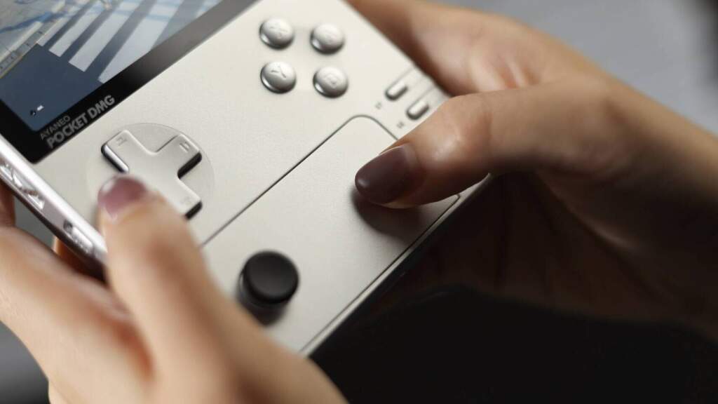 AYANEO Pocket DMG se pare d’un fini Bright Silver en édition limitée 11 AYANEO Pocket DMG édition limitée Bright Silver — console portable compact rétro, écran IPS, contrôleurs intégrés, CPU performant, SSD