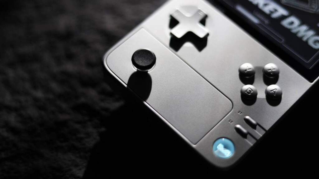 AYANEO Pocket DMG se pare d’un fini Bright Silver en édition limitée 12 AYANEO Pocket DMG édition limitée Bright Silver, console portable compacte, écran IPS, contrôleurs intégrés, finition métallique, performance portable