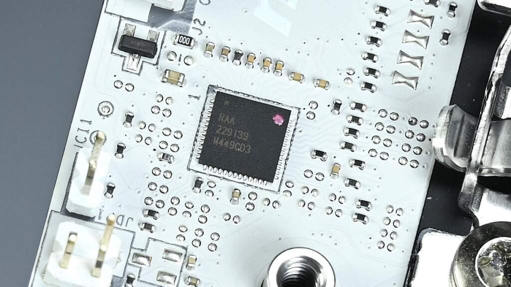 Test MSI MPG X870I Edge Ti EVO WiFi : la carte mère X870 Mini-ITX ultime ? 96 controleur vrms RAA229139 de la msi mpg x870 i edge ti evo wifi