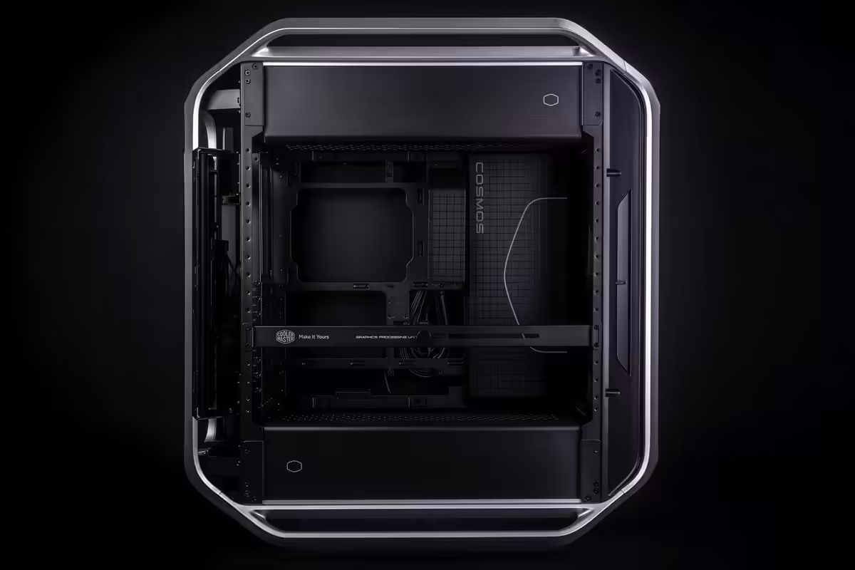 Boîtier Cooler Master COSMOS ALPHA vu de trois quarts, intérieur montrant support GPU toute largeur et compatibilité cartes j