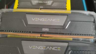 Module Corsair Vengeance présenté comme DDR5 mais révélant une barrette DDR4 cachée sous le dissipateur, gros plan du PCB et