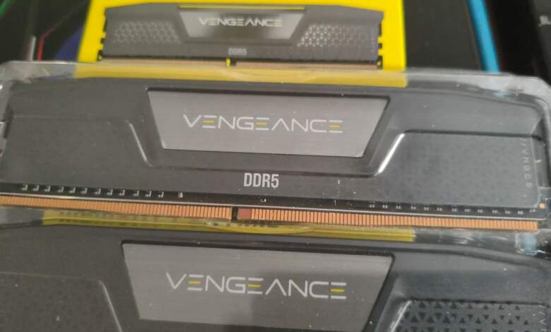 Module Corsair Vengeance présenté comme DDR5 mais révélant une barrette DDR4 cachée sous le dissipateur, gros plan du PCB et