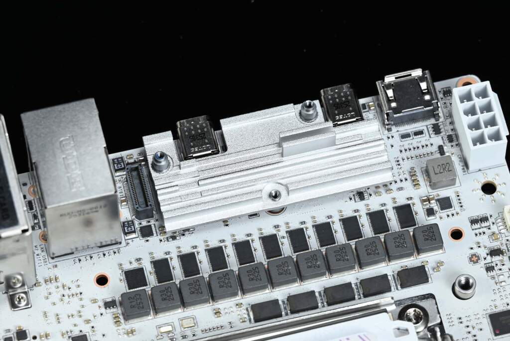 Test MSI MPG X870I Edge Ti EVO WiFi : la carte mère X870 Mini-ITX ultime ? 112 msi mpg x870 i edge ti evo wifi heatsink puce usb4