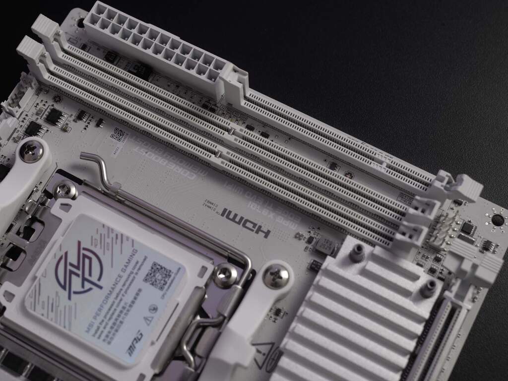 Test MSI MPG X870I Edge Ti EVO WiFi : la carte mère X870 Mini-ITX ultime ? 102 msi mpg x870 i edge ti evo wifi slots ddr5