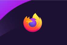 Logo Firefox sur écran d'ordinateur portable avec interface IA, processeur, carte mère et éléments hardware visibles