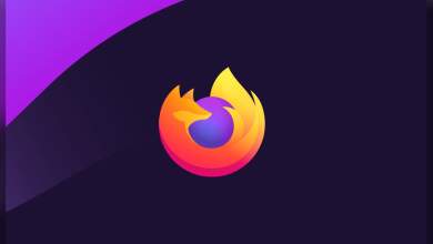 Logo Firefox sur écran d'ordinateur portable avec interface IA, processeur, carte mère et éléments hardware visibles