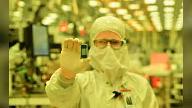 Salle blanche d'usine de semiconducteurs avec machines de fabrication de wafers et lignes de production Intel Fab 52 18A