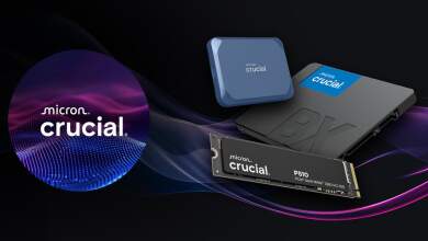 Boîtiers SSD Crucial et puces mémoire Micron sur tablette technique, emballages retail et composants NAND pour stockage