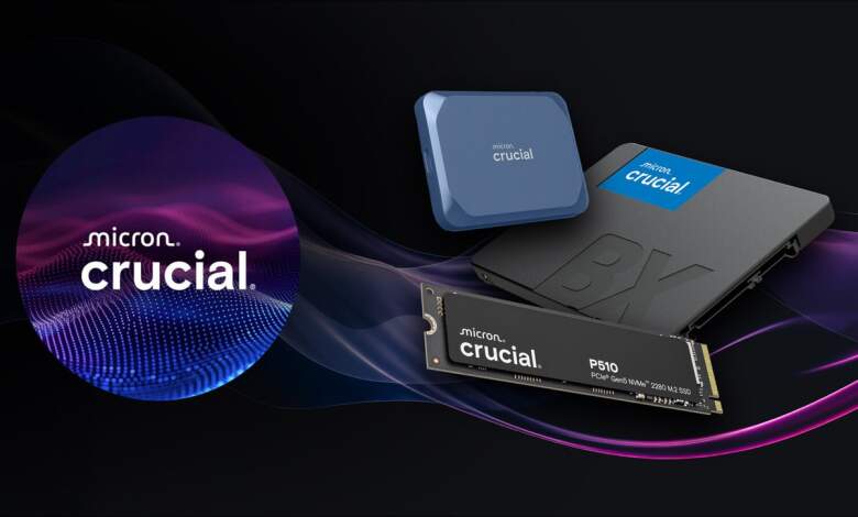 Boîtiers SSD Crucial et puces mémoire Micron sur tablette technique, emballages retail et composants NAND pour stockage