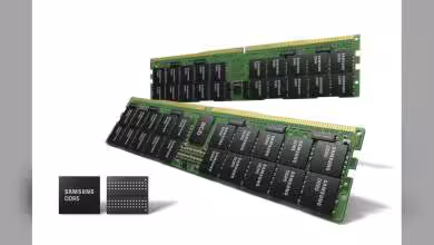 Puce DRAM sur carte mère, modules mémoire DDR4/DDR5, gros plan composants et circuits imprimés