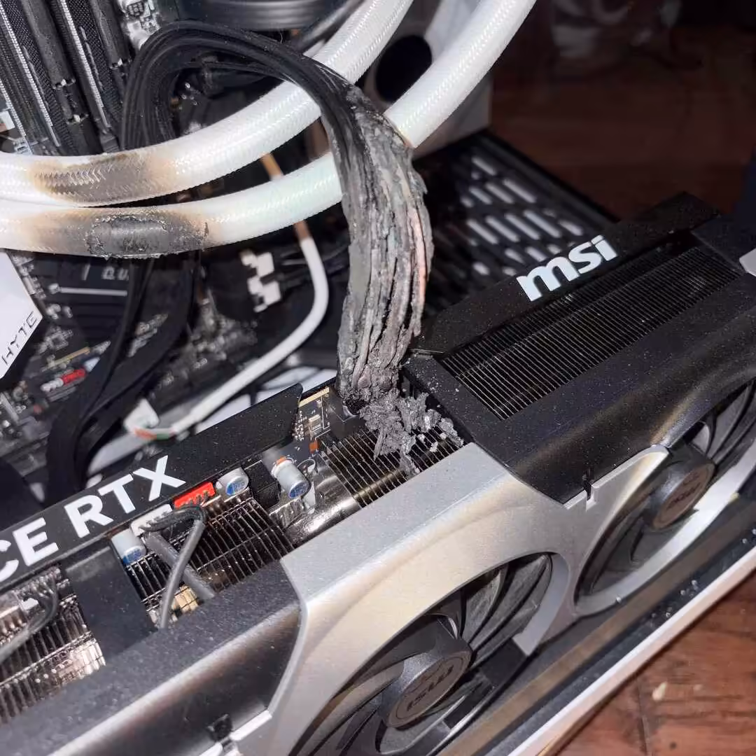 Gros plan d un câble 16 broches PCIe brûlé sur une carte RTX 5090, connecteur fondu et traces de chaleur visibles