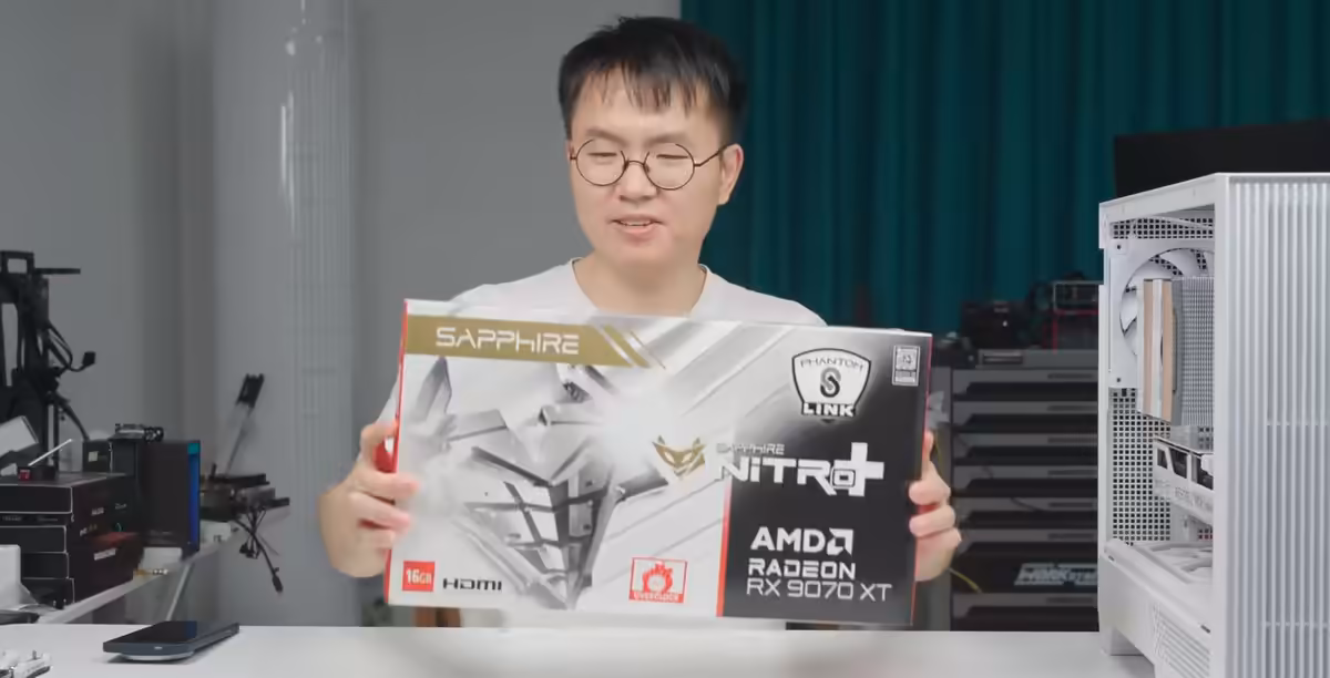 Carte graphique Sapphire Radeon RX 9070 XT NITRO+ blanche vue de face avec connecteur Phantom Link et refroidissement personn