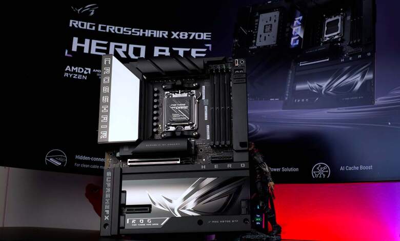 ASUS ROG Crosshair X870E Hero BTF vue de près avec design inversé et connecteurs arrière
