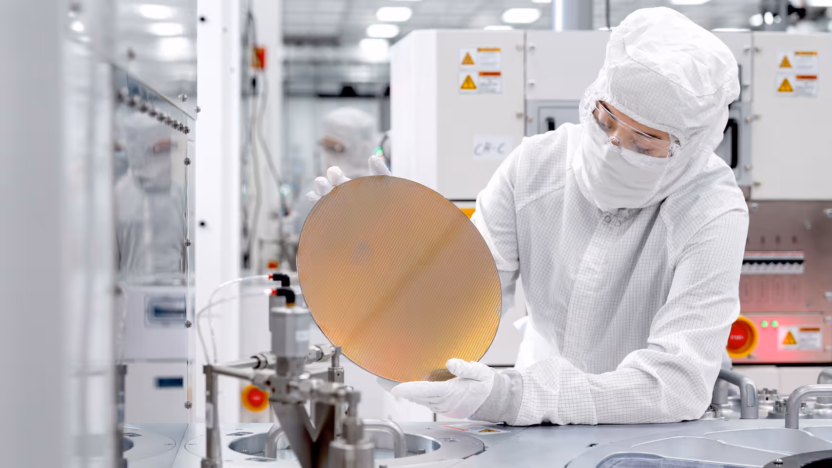 Texas Instruments ouvre sa fab 300 mm à Sherman : production lancée et mégasite en vue 4 Intérieur de salle blanche de fonderie 300 mm Texas Instruments à Sherman : équipements de production semi‑conducteurs, wafers, machines de lithographie