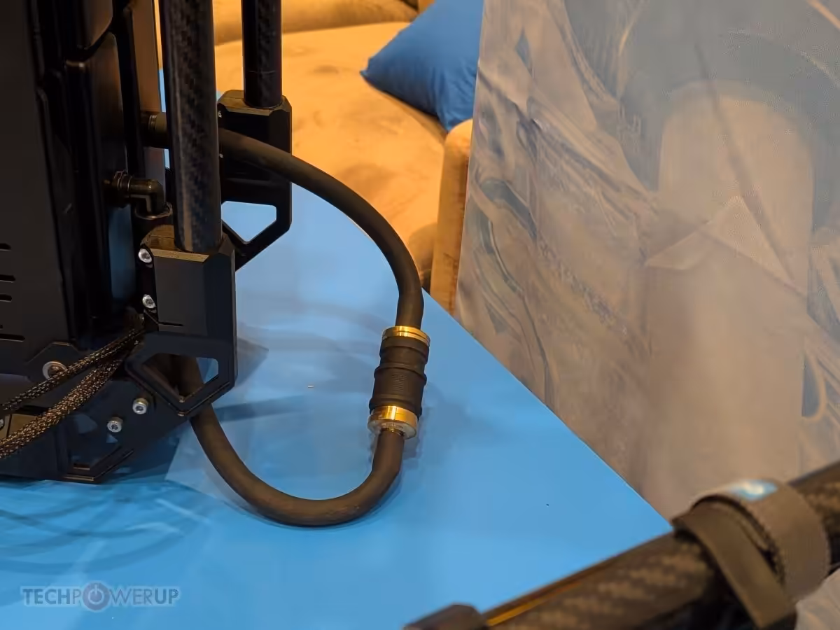 Détail du tuyau de refroidissement avec raccord Alphacool.