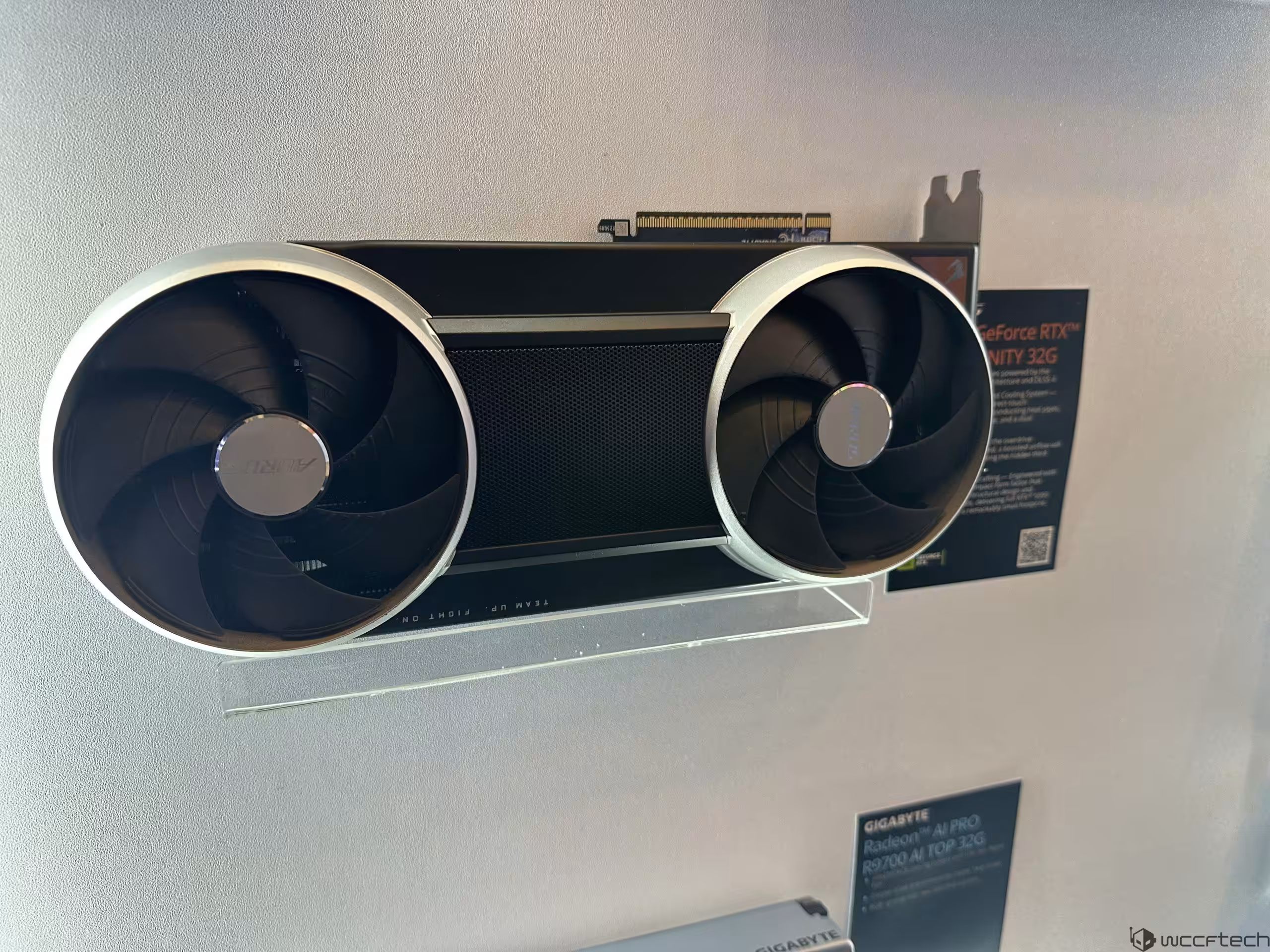 AORUS GeForce RTX 5090 Infinity 32G : carte compacte, PCB Founders et ventilateur caché 4 Carte graphique sur support, design minimaliste avec deux ventilateurs.