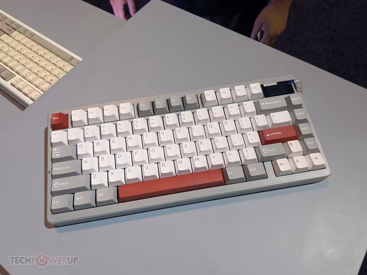 Clavier AULA L99 avec écran tactile remplaçant le pavé num, aperçu au CES 2026