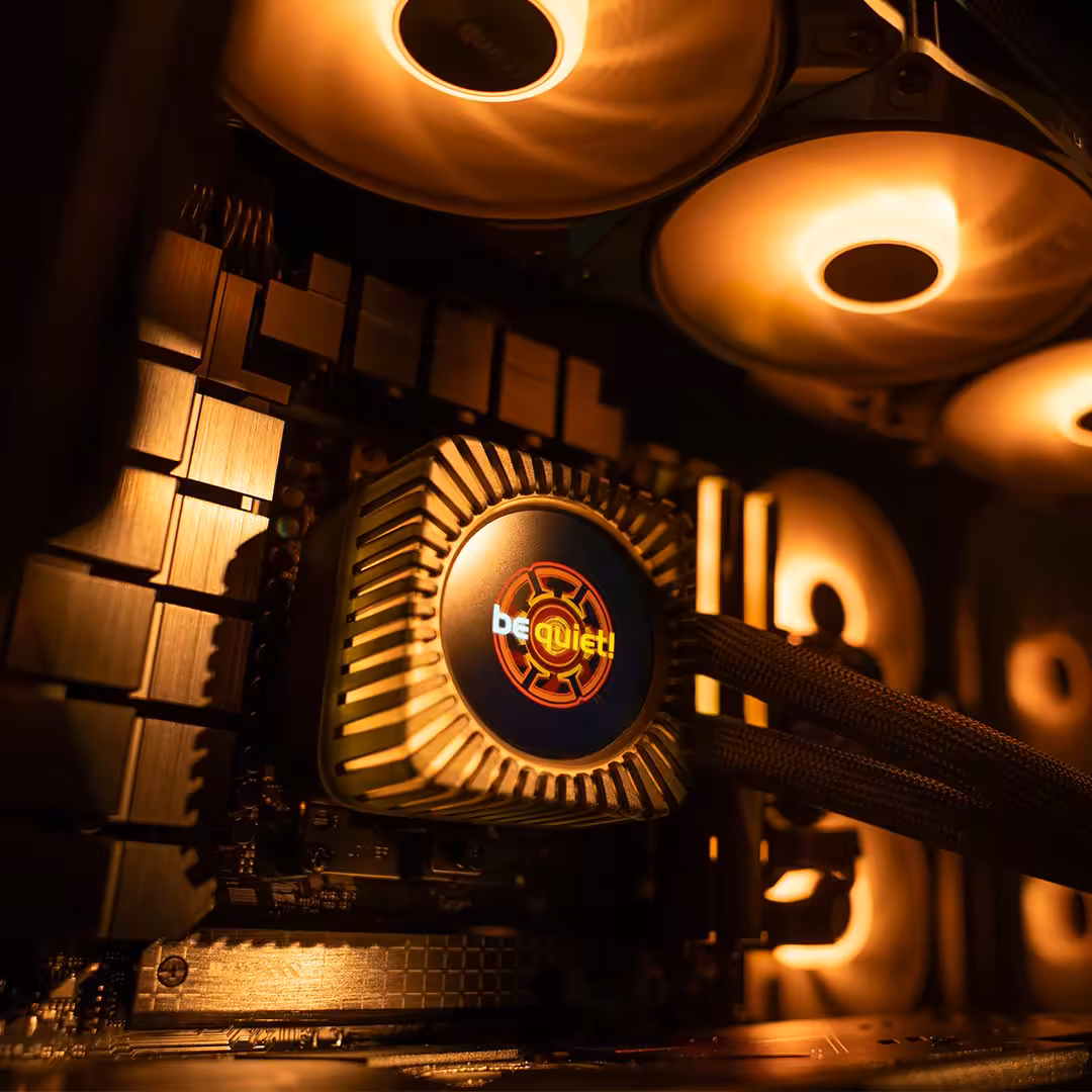 Vue rapprochée d'un ventirad be quiet! avec éclairage orange interne