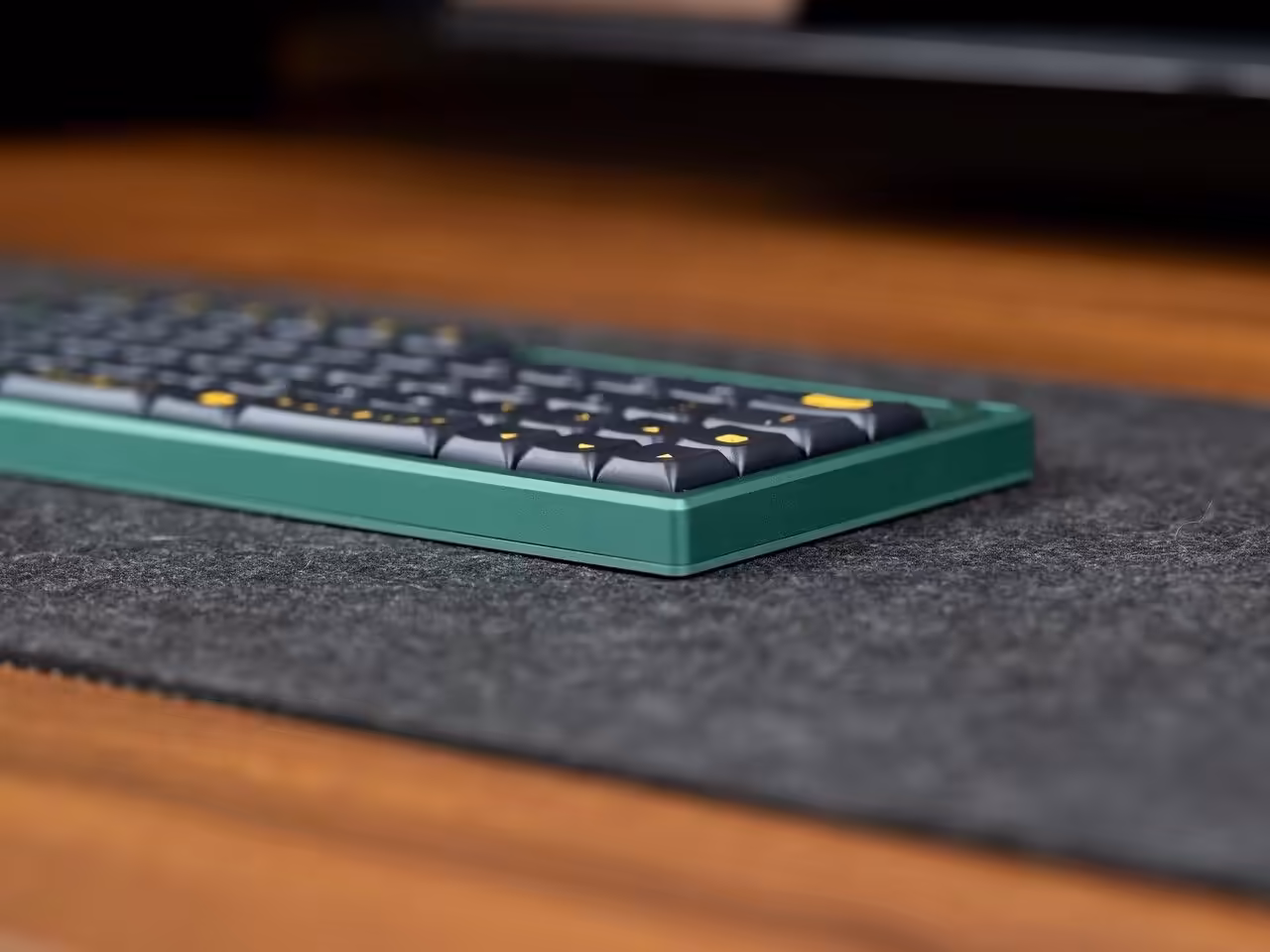 Clavier CannonKeys Bullet Train en profil bas de côté sur un bureau.