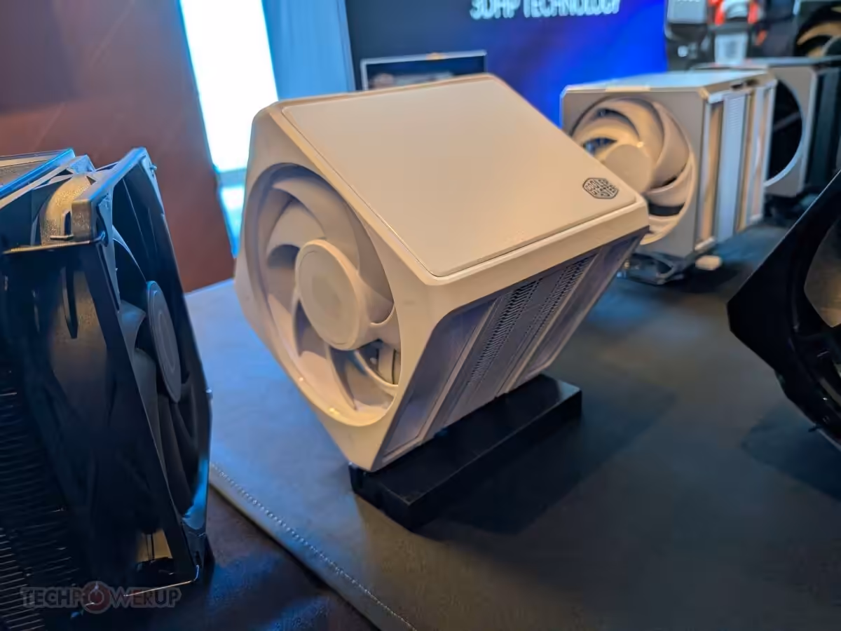 Ventirad unique blanc Cooler Master avec ventilateur intégré en présentation CES.