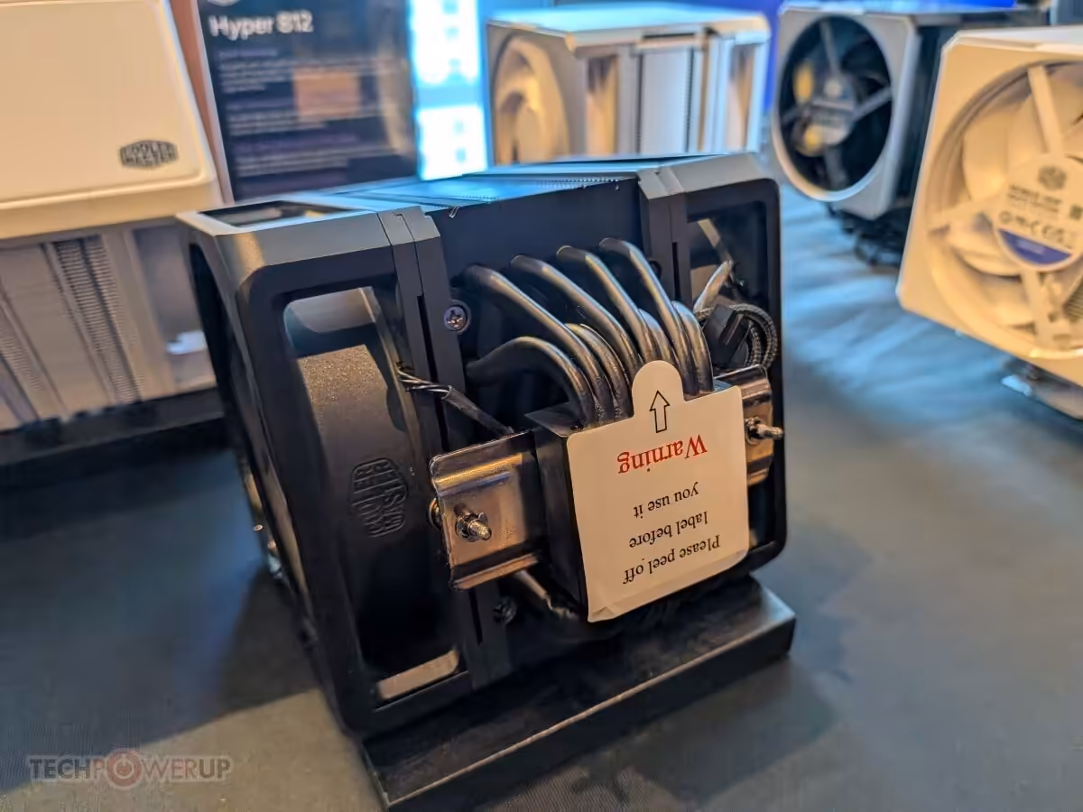 Radiateur Cooler Master Hyper 812 avec circuits de tuyaux apparents en gros plan.