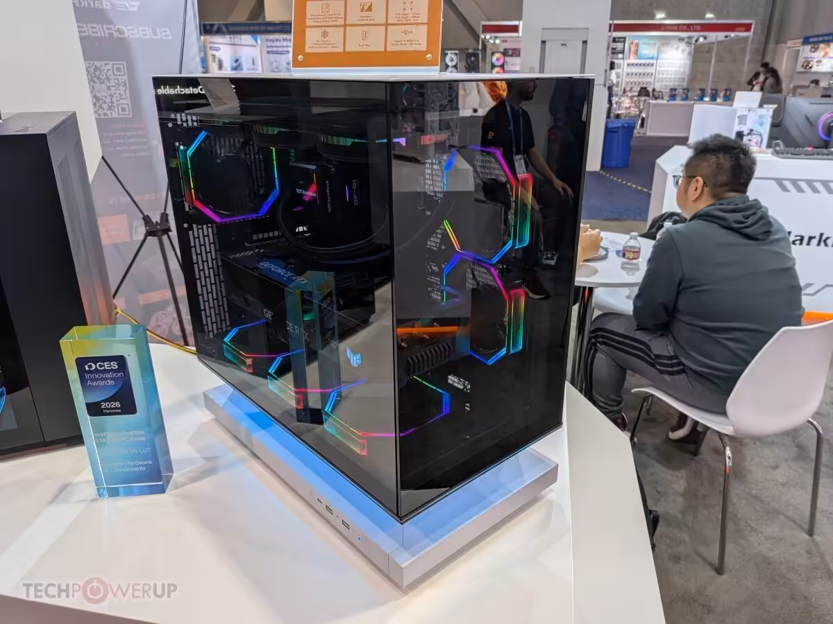 Boîtier darkFlash avec panneaux en verre et éclairage RGB exposé au CES 2026