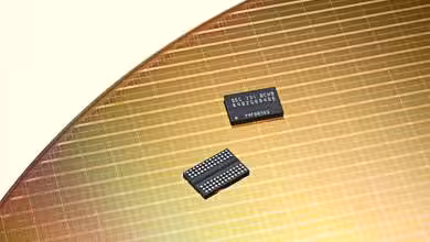 Des puces DRAM noires disposées sur un wafer.