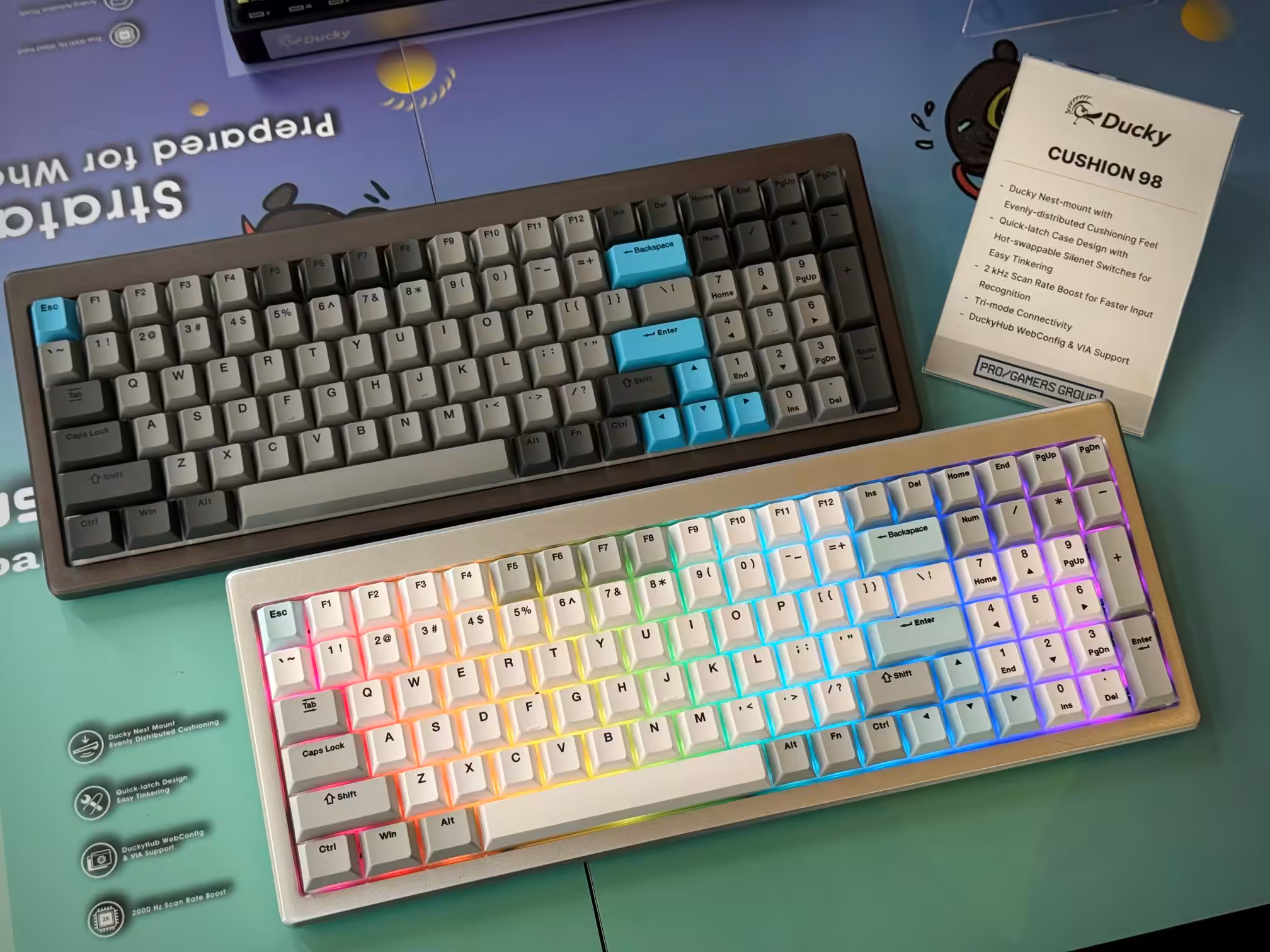 Ducky présente OK‑M, Strata 98/75 et CUSHION 98 au CES 2026 14 Claviers Ducky CUSHION 98, un à touches grises et bleues, un à touches blanches RGB.