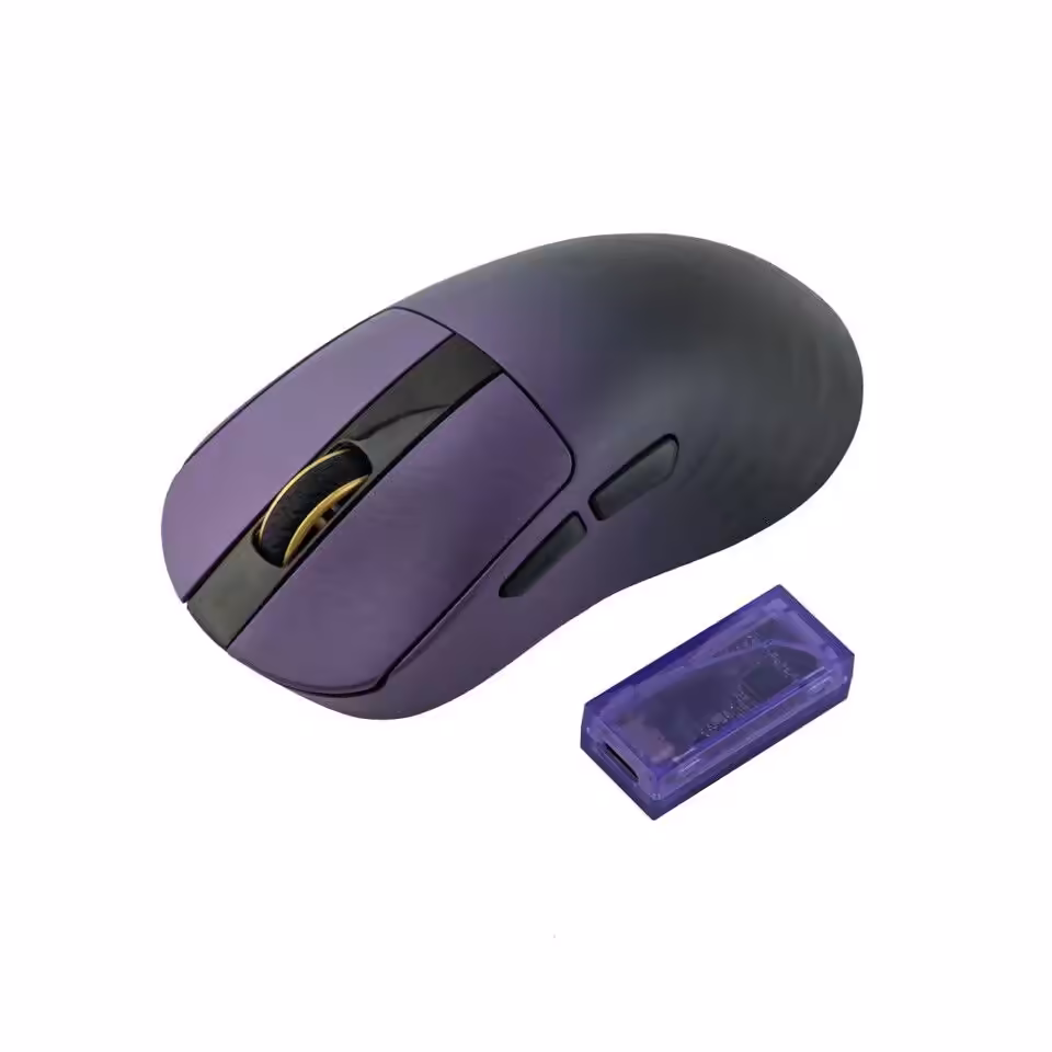 Epomaker Carbonis : souris gaming en fibre de carbone avec PAW 3950, LCD et driver en ligne