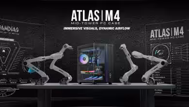 Présentation Gamdias ATLAS M4 affichée avec bras robotiques et panneaux d'informations techniques