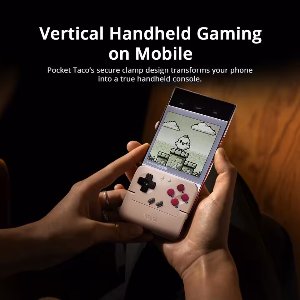 Jeu vertical sur mobile avec GameSir Pocket Taco dans les mains.