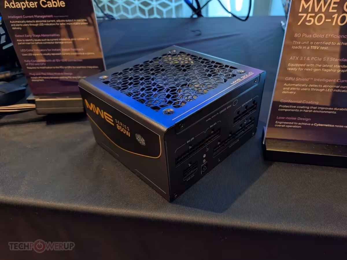 Bloc d'alimentation Cooler Master MWE Gold V2 posé sur une table